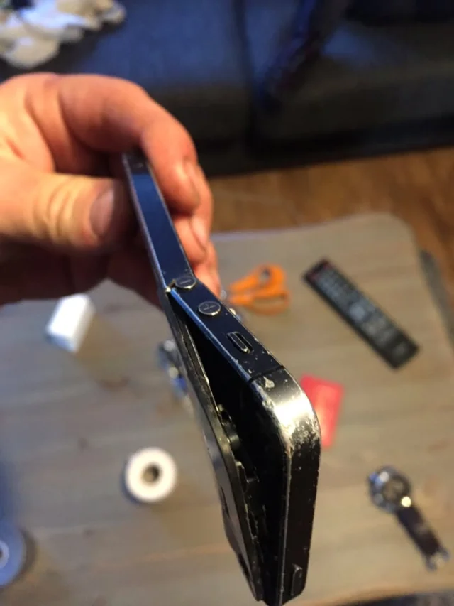 Kun vuosia sitten näin tämän iPhonen ensimmäisen kerran, en olisi uskaltanut satsata kovin suurta summaa sen puolesta, että se enää edes käynnistyisi.

Runko oli vääntynyt ja puhelin käytännössä auennut itsestään. Ensimmäinen tavoite olikin vain saada se sen verran henkiin, että puhelimessa olevat tiedot saataisiin varmuuskopioitua.

Seuraavaksi piti kaivaa miljoonalaatikon pohjia. Sieltä löytyi sopiva näyttö, jonka avulla pääsin kokeilemaan, oliko puhelimessa vielä elämää. Olihan siinä – emolevy oli selvinnyt ja puhelin käynnistyi.

Sitten löytyi vielä vesivahinkoinen samanlainen iPhone elinluovuttajaksi. Molemmat puhelimet paloiksi, toimiva emolevy elinluovuttajan ehjään runkoon ja osat takaisin paikoilleen.

Mustasta tuli valkoinen – ja samalla jälleen täysin toimiva iPhone.

Lähtötilanne oli sen verran toivoton, ettei tässä ollut juuri mitään menetettävää. Parhaassa tapauksessa laitteen tiedot saisi varmuuskopioitua. Siksi oli aika uskomatonta, että lopulta siitä sai vielä rakennettua täysin toimivan puhelimen.

#macmies #mcynen

När jag såg den här iPhonen för första gången för flera år sedan hade jag inte vågat satsa särskilt mycket pengar på att den ens skulle starta igen.

Chassit var böjt och telefonen hade i praktiken öppnat sig av sig själv. Det första målet var därför bara att få liv i den tillräckligt för att kunna säkerhetskopiera innehållet.

Sedan var det dags att gräva i botten av miljonlådan. Där hittade jag en passande skärm som jag kunde använda för att testa om det fortfarande fanns något liv i telefonen. Och det gjorde det – moderkortet hade klarat sig och telefonen startade.

Sedan hittade jag dessutom en likadan vattenskadad iPhone som kunde fungera som organdonator. Båda telefonerna plockades isär, det fungerande moderkortet flyttades över till organdonatorns hela chassi och delarna monterades tillbaka.

Den svarta blev vit – och samtidigt en fullt fungerande iPhone igen.

Utgångsläget var så pass hopplöst att det egentligen inte fanns särskilt mycket att förlora. I bästa fall skulle det gå att säkerhetskopiera innehållet på telefonen. Därför var det ganska otroligt att det till slut gick att bygga en fullt fungerande telefon av den.

#macmannen #mcynen