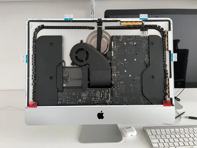 Vanha Mac ei välttämättä ole vielä valmis eläkkeelle. Tämä 21,5-tuumainen iMac on vuodelta 2013. Sen alkuperäinen mekaaninen kovalevy oli vuosien myötä muuttunut melkoiseksi pullonkaulaksi, joten avasin koneen ja vaihdoin kovalevyn tilalle SSD-levyn. Näissä ohuissa iMaceissa sisälle ei kuitenkaan mennä takakautta ruuveja avaamalla, vaan näyttö irrotetaan leikkaamalla sitä paikallaan pitävä liima. Kun SSD oli asennettu ja koneen toiminta tarkistettu, liimasin näytön uusilla kiinnitysteipeillä takaisin paikalleen.

Pelkkä SSD teki jo koneen käytöstä aivan eri tuntuista, mutta samalla hoidettiin toinenkin pieni aikamatka. Applen virallisesti uusin käyttöjärjestelmä tälle mallille on macOS Catalina vuodelta 2019. OpenCore Legacy Patcherin avulla pystyin kuitenkin asentamaan siihen huomattavasti uudemman macOS-version. Koska tässä iMacissa oli vain 8 Gt keskusmuistia, valitsin macOS Sonoman Sequoian sijaan. Sonoma julkaistiin vuonna 2023. Seniori-ikään ehtinyt iMac sai siis SSD:n ja huomattavasti alkuperäistä tuoreemman käyttöjärjestelmän. Vanha ja väsynyt oli taas virkeä ja aktiivinen – eikä eläkehakemusta tarvinnut vielä täyttää.

#macmies #mcynen

En gammal Mac behöver inte nödvändigtvis vara redo för pension ännu. Den här 21,5-tums iMacen är från 2013. Den ursprungliga mekaniska hårddisken hade med åren blivit en rejäl flaskhals, så jag öppnade datorn och bytte ut hårddisken mot en SSD. På de här tunna iMac-modellerna kommer man dock inte in genom att skruva loss bakstycket, utan skärmen måste tas loss genom att skära upp limmet som håller den på plats. När SSD:n var installerad och jag hade kontrollerat att datorn fungerade limmade jag fast skärmen igen med nya fästtejper. 

Bara SSD:n gjorde redan datorn till en helt annan maskin att använda, men samtidigt blev det också en liten tidsresa. Apples officiellt senaste operativsystem för den här modellen är macOS Catalina från 2019. Med hjälp av OpenCore Legacy Patcher kunde jag ändå installera en betydligt nyare version av macOS. Eftersom den här iMacen bara hade 8 GB arbetsminne valde jag macOS Sonoma i stället för Sequoia. Sonoma lanserades 2023. iMacen, som redan nått senioråldern, fick alltså en SSD och ett betydligt modernare operativsystem än det Apple officiellt erbjöd för modellen. Den gamla och trötta datorn var åter pigg och aktiv – och någon pensionsansökan behövde ännu inte fyllas i.

#macmannen #mcynen