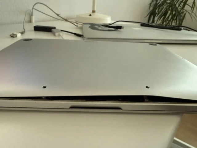 MacBook Pron pohjan ei kuulu näyttää tältä. Tässä tapauksessa akun kennot olivat paisuneet niin pahasti, että ne olivat jo työntäneet MacBook Pron pohjalevyn selvästi irti rungosta. Kun avasin koneen, syyllistä ei tarvinnut etsiä kovin kauan. Akku oli paisunut useammasta kohdasta ja oli selvästi vaihtokunnossa. Paisunut akku painoi myös topcasea ja vaikutti jo kosketuslevyn toimintaan. Irrotin vanhan akun, puhdistin samalla koneen sisältä ja asensin uuden akun tilalle. Sen jälkeen myös pohjalevy asettui taas normaalisti paikalleen ja kosketuslevy toimi kuten pitääkin.

Paisunut litiumakku ei ole pelkästään kosmeettinen ongelma. Se voi painaa koneen muita rakenteita ja komponentteja, ja pahasti paisunutta akkua ei kannata enää käyttää tai ladata.

#macmies #mcynen

Bottenplattan på en MacBook Pro ska inte se ut så här. I det här fallet hade battericellerna svällt så mycket att de redan hade tryckt ut MacBook Pros bottenplatta tydligt från chassit. När jag öppnade datorn behövde jag inte leta särskilt länge efter orsaken. Batteriet hade svällt på flera ställen och var helt klart i behov av byte. Det svullna batteriet tryckte dessutom mot topcaset och hade redan börjat påverka styrplattans funktion. Jag tog bort det gamla batteriet, rengjorde samtidigt datorn invändigt och monterade ett nytt batteri. Därefter lade sig bottenplattan normalt på plats igen och styrplattan fungerade som den skulle.

Ett svullet litiumbatteri är inte bara ett kosmetiskt problem. Det kan trycka mot andra delar och komponenter i datorn, och ett kraftigt svullet batteri bör inte längre användas eller laddas.

#macmannen #mcynen