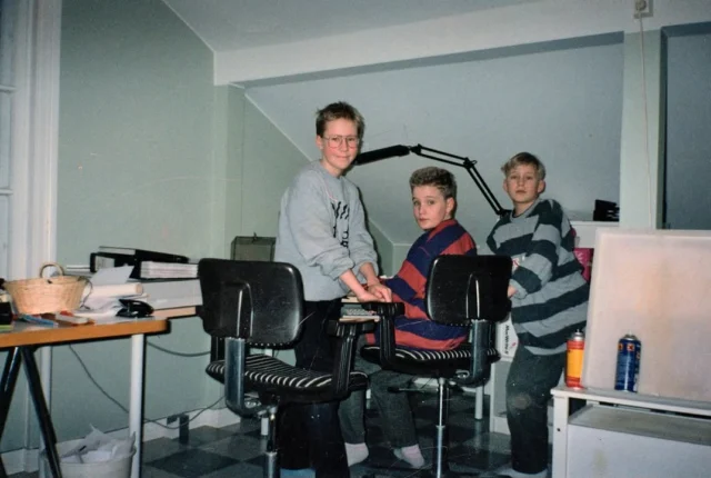 Tänään 5.9. vietetään Yrittäjän päivää. Minulle on usein sanottu: “Helppoa se on sinulle, kun olet yrittäjä.” En ole aiemmin pysähtynyt miettimään, mitä yrittäjyys ja yrittäminen oikeastaan merkitsevät. Mutta nyt, kun olen lanseerannut uuden palveluni – autodiagnostiikan – olen alkanut pohtimaan sitä enemmän.

Yrittäjyys on mukavuusalueelta poistumista. Se on itsensä likoon laittamista, riskien ottamista ja jatkuvaa oppimista. Mutta helppoa se ei ole – ei todellakaan. Silti tämä on juuri minun juttuni, jota en vaihtaisi pois. Yrittäminen on myös onnistumisia, iloa, intohimoa ja uskoa omaan tekemiseen.

Kuva on 90-luvun alusta. Olen siinä 11–12-vuotias ja istun tietokoneella isäni mainostoimistossa. Tein silloin kaverini ja veljeni kanssa omaa Nintendo Gameboy -lehteä. Isäni oli kokenut yrittäjänä konkurssin ja olin päättänyt, että minusta ei koskaan tule yrittäjää. Mutta minulla oli kuitenkin jo olemassa into luoda jotain omaa. Ehkä se kipinä oli siellä jo silloin – vaikka en sitä vielä ymmärtänyt.

Hyvää Yrittäjän päivää kaikille kanssayrittäjille. You rock.