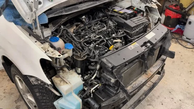 Puhelimeni soi ja potilaana oli VW Caddy, joka ei käynnistynyt lainkaan. Olin heti valmiina.🫡

Autolle oli tehty moottorinvaihto, mutta sen jälkeen käynnistyminen ei enää onnistunut. Vikakoodeista kävi ilmi, että polttoainepumpun piirit A ja B olivat avoimia, eikä hehkujärjestelmän ohjainlaitteeseen saatu yhteyttä. Autoa oli tutkittu aiemmin Ruotsissa jonkin kolmannen osapuolen toimesta, mutta tarkempaa dokumentaatiota tehdyistä kytkennöistä ei ollut saatavilla.

Lähdin paikan päälle ilman kytkentäkaavioita ja aloitin perusasioista: sulakkeet, releet ja syöttöjännitteet. Vajaan tunnin mittausten ja tarkistusten jälkeen tilanne alkoi hahmottua – ja lopulta auto käynnistyi.

Syy oli yllättävän yksinkertainen mutta kriittinen: yksi sulake puuttui kokonaan ja toinen oli asennettu väärään paikkaan.

Tämä on taas hyvä muistutus siitä, miten useampi vikakoodi ja vakavalta kuulostava oire voi lopulta palautua hyvin perustason virheeseen, kun kokonaisuutta osaa lukea rauhassa ja järjestelmällisesti.

VW Caddy on nyt käynnissä ja omistaja huokasi helpotuksesta. Ja hän oli erittäin iloinen. 🙂

- - -

Min telefon ringde – och patienten var en VW Caddy som inte startade alls. Jag var direkt med på noterna. 🫡

Bilen hade genomgått ett motorbyte, men efter det vägrade den starta. Felkoderna visade att bränslepumpens kretsar A och B var öppna, och att det inte gick att få kontakt med styrdonet för glödsystemet. Bilen hade tidigare undersökts i Sverige av en tredje part, men någon tydlig dokumentation över gjorda inkopplingar fanns inte tillgänglig.

Jag åkte ut på plats utan kopplingsscheman och började med grunderna: säkringar, reläer och matningsspänningar. Efter knappt en timmes mätningar och kontroller började helhetsbilden klarna – och till slut startade bilen.

Orsaken visade sig vara förvånansvärt enkel men avgörande: en säkring saknades helt och en annan hade placerats på fel plats.

Det här är ännu en påminnelse om hur flera felkoder och till synes allvarliga symptom i slutändan kan bottna i ett grundläggande installationsfel, när man går igenom systemet metodiskt och utan stress.

VW Caddyn är i gång och ägaren suckade av lättnad. Och så var han extremt glad. 🙂

#autodiagnostiikkamies #bildiagnostikmannen #McYnen