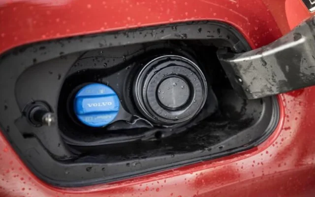 Vuoden 2018 Volvo XC60 D5:n moottorivalo syttyi ja vikakoodit viittasivat AdBlue-järjestelmään. Auton omistaja ehti jo pelätä, että edessä olisi useamman tuhannen euron remontti.

* P206B31 – AdBlue-laatuanturin signaali puuttuu
* P203B31 – AdBlue-tason anturin signaali puuttuu

Taustalla oli yksi yksityiskohta: AdBlue-tankkiin oli helmikuun paukkupakkasilla lisätty pakkaskestoltaan parempaa Defrosta-liuosta. Ajatus oli sinänsä ymmärrettävä. AdBlue jäätyy noin −11 °C lämpötilassa, kun taas Defrosta kestää selvästi kovempaa pakkasta. SCR-järjestelmä ei kuitenkaan ole kovin joustava kemian suhteen.

Kun avasin livedatan, tilanne näytti vielä erikoisemmalta. AdBlue-pitoisuutta mittaava Raw Urea Concentration ei näyttänyt mitään arvoa lainkaan. Samalla sekä auton oma mittaristo että diagnostiikkalaite näyttivät tankin täyttöasteeksi lähes saman lukeman koko ajan. Vaikka tankista poistettiin nestettä ja lisättiin tilalle puhdasta AdBlue-liuosta, taso ei muuttunut käytännössä ollenkaan. Autoa jopa heilutettiin, jotta neste varmasti sekoittuisi tankissa. Silti sekä auton oma mittaristo että diagnostiikkalaite näyttivät lähes täsmälleen samaa tasoa kuin ennenkin. Vikakoodeja ei pystynyt poistamaan. Tässä vaiheessa alkoi olla selvää, että järjestelmä ei enää luottanut antureilta tulevaan tietoon.

Mitä tässä oikeasti tapahtui? AdBlue on tarkasti määritelty liuos: 32,5 % ureaa ja loput puhdasta vettä. SCR-järjestelmä ei ainoastaan pumppaa nestettä pakokaasuihin, vaan se myös mittaa liuoksen laatua ja pitoisuutta. Kun tankkiin lisätään muuta nestettä kuin standardin mukaista AdBluea, liuoksen kemialliset ominaisuudet muuttuvat. Tällöin järjestelmä ei enää pysty tulkitsemaan antureiden signaalia luotettavasti. Ohjainlaite reagoi oletettavasti tähän menemällä jonkinlaiseen suojatilaan.

Päätin kokeilla diagnostiikkalaitteella NOx-sensor reset -toimintoa. Tämä ei muuta tankin nestettä millään tavalla, mutta se nollaa SCR-järjestelmän sisäiset diagnostiikka- ja adaptaatiot. Resetin jälkeen tapahtui jotain kiinnostavaa. Livedatassa Raw Urea Concentration alkoi yhtäkkiä näyttää n. 41 % arvoa. Samalla vikakoodit pystyi poistamaan ja moottorivalo sammui.

Mitä tästä voidaan päätellä? Reset pakotti SCR-järjestelmän käynnistämään anturien mittauksen uudelleen. Kun signaali tuli takaisin, järjestelmä hyväksyi sen jälleen kelvolliseksi – ja siksi vikakoodit sai poistettua. AdBlue-järjestelmät ovat yllättävän tarkkoja siitä, mitä tankkiin laitetaan.

Auton omistaja päätti, että ensi talvena hän pysyy AdBluessa ja käyttää tarvittaessa siihen tarkoitettua jäätymisenestoainetta, eikä lisää tankkiin enää Defrostaa. Näyttää siltä, että Defrosta sopii paremmin autoihin, joissa ei ole AdBlue-järjestelmän laatuanturia.

#autodiagnostiikkamies #McYnen #volvo #adblue #defrosta 

- - -

Motorlampan på en Volvo XC60 D5 från 2018 tändes och felkoderna pekade mot AdBlue-systemet. Bilägaren hann redan bli orolig för att en reparation på flera tusen euro kunde vara på väg.

I bakgrunden fanns en detalj: under köldknäppen i februari hade man i AdBlue-tanken tillsatt Defrosta-vätska som tål lägre temperaturer. Tanken var i sig förståelig. AdBlue fryser vid cirka −11 °C, medan Defrosta klarar betydligt kallare temperaturer. SCR-systemet är däremot inte särskilt flexibelt när det gäller kemin.

* P206B31 – signal saknas från AdBlue-kvalitetssensorn
* P203B31 – signal saknas från AdBlue-nivåsensorn

När jag öppnade livedatan såg situationen ännu märkligare ut. Parametern Raw Urea Concentration, som mäter AdBlue-koncentrationen, visade inget värde alls. Samtidigt visade både bilens eget system och diagnosverktyget nästan exakt samma nivå i tanken hela tiden. Trots att vätska togs bort ur tanken och ersattes med ren AdBlue ändrades nivån i praktiken inte alls. Bilen skakades till och med lite för att säkerställa att vätskan verkligen skulle blandas i tanken. Ändå visade både bilens eget system och diagnosverktyget nästan exakt samma nivå som tidigare. Felkoderna gick inte att radera. I det här skedet stod det klart att systemet inte längre litade på informationen från sensorerna.

Vad var det egentligen som hände? AdBlue är en noggrant definierad lösning: 32,5 % urea och resten rent vatten. SCR-systemet pumpar inte bara vätskan till avgaserna, utan mäter också vätskans kvalitet och koncentration. När man tillsätter annan vätska än standardiserad AdBlue förändras vätskans kemiska egenskaper. Då kan systemet inte längre tolka sensorsignalerna på ett tillförlitligt sätt. Styrenheten reagerar antagligen då genom att gå in i ett slags skyddsläge.

Jag bestämde mig för att prova funktionen NOx-sensor reset med diagnosverktyget. Det förändrar inte vätskan i tanken på något sätt, men det nollställer SCR-systemets interna diagnos- och anpassningsvärden. Efter reseten hände något intressant. I livedatan började Raw Urea Concentration plötsligt visa ett värde på ca. 41 %. Samtidigt gick det att radera felkoderna och motorlampan släcktes.

Vad kan man dra för slutsats av detta? Reseten tvingade SCR-systemet att starta om mätningen från sensorerna. När signalen kom tillbaka accepterade systemet den igen som giltig – och därför gick det också att radera felkoderna. AdBlue-system är förvånansvärt känsliga för vad som fylls i tanken.

Bilens ägare bestämde sig därför för att nästa vinter hålla sig till AdBlue och vid behov använda ett tillsatsmedel som är avsett för att förhindra frysning, i stället för att tillsätta Defrosta i tanken. Det verkar som att Defrosta fungerar bättre i bilar där AdBlue-systemet saknar en kvalitetssensor.

#bildiagnostikmannen #McYnen #volvo #adblue #defrosta